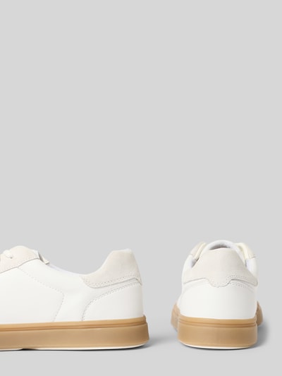 Produktfoto, Sneaker aus Leder mit Schnürung von Geox, weißes Leder, abgerundete Spitze, Gummisohle, Label-Detail, Rückansicht.