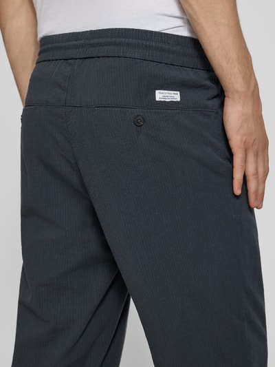 Männermodel trägt recht gesneden broek uit pure katoen model 'Woven Pants' van Marc O'Polo DENIM, Nahaufnahme achterzijde.