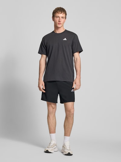 Männermodel trägt Regular Fit Sport-Shorts Modell '3S CHELSEA' von adidas Sportswear, Optik: Unifarben, Ganzkörperansicht von vorne.