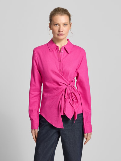 Frauenmodel trägt Bluse aus Leinen-Viskose-Mix mit Knoten-Detail Modell 'Mathilda' von GUIDO MARIA KRETSCHMER WOMAN in Pink, asymmetrischer Schnitt, Hemdblusenkragen, kurze Knopfleiste, Ganzkörperansicht von vorne.