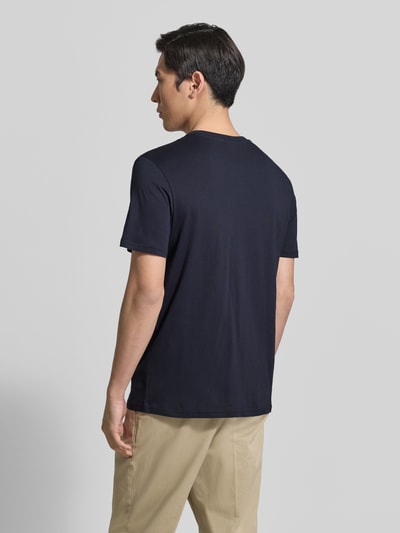 Männermodel trägt T-Shirt mit Logo-Patch und Rundhalsausschnitt von Emporio Armani in Dunkelblau, Modern Fit, Rückansicht, Baumwolle.