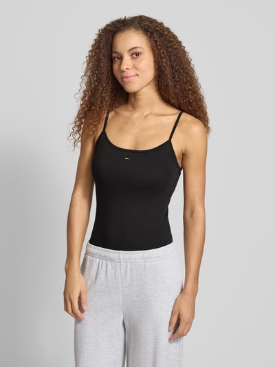 Frauenmodel trägt Regular Fit Trägertop aus Baumwoll-Mix von Tommy Jeans in Optik: Unifarben mit Logo-Stitching, Nahaufnahme Oberkörper.