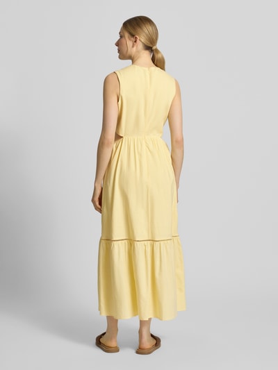 Frauenmodel trägt Midikleid aus Leinen-Mix mit Viskose-Anteil von JAKE*S STUDIO WOMAN in Gelb mit Lochstitching, tailliert, Rundhalsausschnitt, ärmelloses Design, Rückenlänge 128 cm bei Größe 36, Brustweite 41 cm, Ganzkörperansicht Rückansicht.