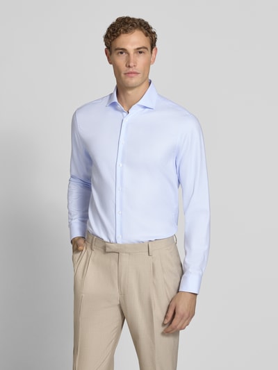 Męski model nosi Regular Fit Businesshemd aus reiner Baumwolle Modell 'Spread Kent' von Seidensticker, jasnoniebieski, Listwa guzikowa, Kołnierzyk typu kent, krój regular fit, bawełna, Długość tyłu w rozmiarze 40: 72 cm, Szerokość w rozmiarze 40: 48 cm, Długość rękawów w rozmiarze 40: 67 cm, widok całej sylwetki z przodu.