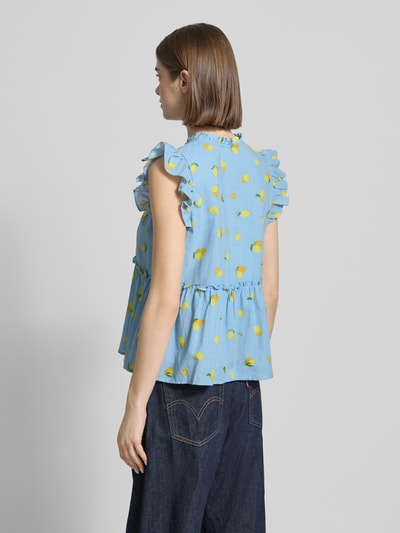 Frauenmodel trägt Regular Fit Schluppenbluse aus reiner Baumwolle Modell 'EMMA' von Pieces, Optik:Allover-Muster, Schößchen, Volant-Kragen, V-Ausschnitt mit Schleifendetails, Ärmelform: Ohne, Ärmelabschluss: Volants, Hellblau mit gelbem Muster, glatte Struktur, Ganzkörperansicht Rückansicht.