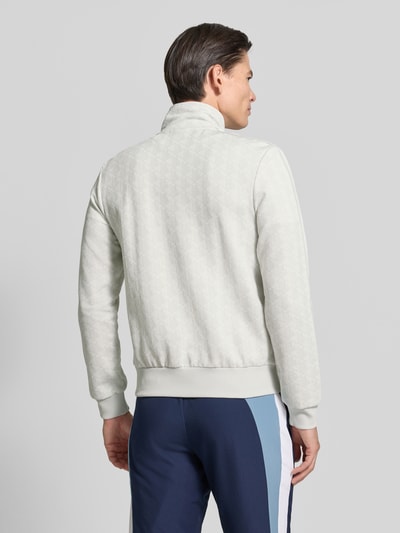 Männermodel trägt Regular Fit Sweatjacke mit Reißverschluss von Lacoste in hellem Grau mit dezentem Muster, Ganzkörperansicht Rückansicht. Herren Sweatjacke von Lacoste
