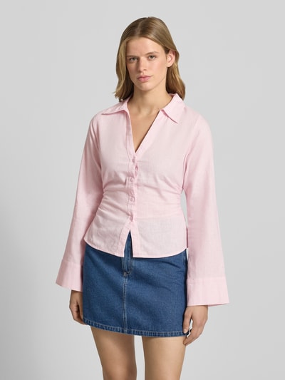 Frauenmodel trägt Leinenbluse mit Bindegürtel und V-Ausschnitt von Gina Tricot, Rosa, taillierter Schnitt, Baumwoll-Leinen-Mix, Kentkragen, Knopfleiste, Rückenlänge 60 cm, Ärmellänge 64 cm, Ganzkörperansicht von vorne.