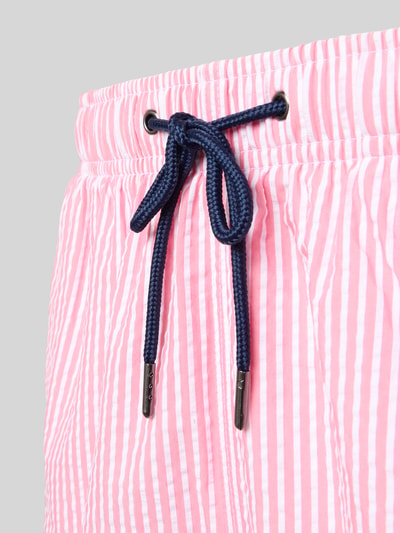 Produktfoto, Badehose mit elastischem Bund und Tunnelzug von MCNEAL aus Baumwoll-Mix mit Regular-Fit und Label-Stitching, rosa-weiß gestreift, strukturierte Oberfläche