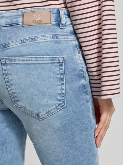 Frauenmodel trägt Jeans mit Eingrifftaschen Modell 'Ashley Imera' von MOS MOSH aus Baumwoll-Mix mit Stretch-Anteil, Slim-Fit, Used-Look, Knopf- und Reißverschluss, Detailaufnahme Rückenansicht.