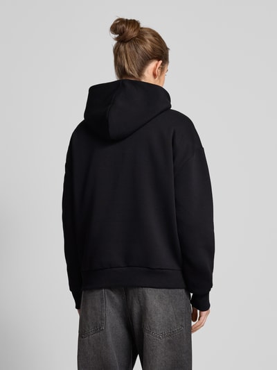 Review Hoodie mit Label-Stitching und Känguru-Tasche Black 5