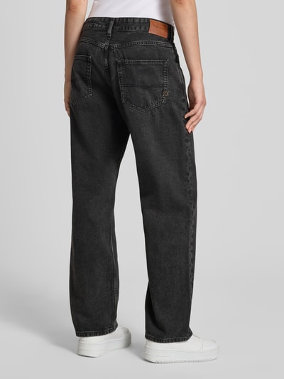 Frauenmodel trägt Boyfriend Fit Barrel Jeans aus reiner Baumwolle Modell 'CRAFT' von Pepe Jeans, dunkles Denim, Damen Barrel Jeans, Ganzkörperansicht Rückansicht.