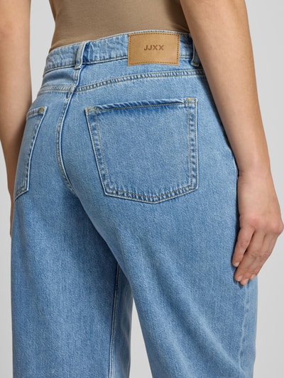 Vrouwenmodel draagt lichtblauwe Barrel fit jeans van puur katoen met steekzakken, model 'FUJI' van JJXX, detailopname rug. Dames Jeans JJXX.