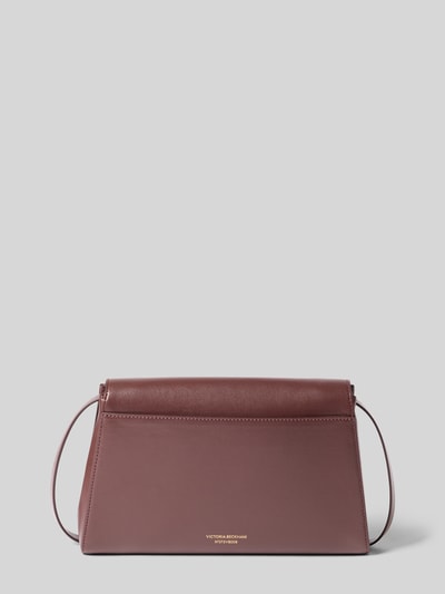 Produktfoto, Crossbody Bag mit Klickverschluss von Victoria Beckham w kolorze burgundowym, ozdobne szwy, detal z logo, Główna przegroda z klapką, przegródka wewnątrz, wąski pasek na ramię, Szerokość w rozmiarze 1: 25 cm, Długość w rozmiarze 1: 18 cm, Głębokość w rozmiarze 1: 6 cm