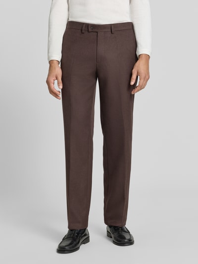 Männermodel trägt Anzughose mit Bügelfalte und Eingrifftaschen von Christian Berg Men in Braun mit Straight Fit, Nahaufnahme Oberkörper. Materialmix mit Schurwolle-Anteil, Knopf-, Haken- und Reißverschluss erkennbar.