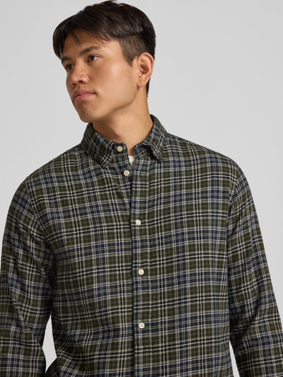 Männermodel trägt Regular Fit Freizeithemd mit Kentkragen Modell 'FIELD' von JACK & JONES, kariertes Muster in Grün, Blau, Weiß, reine Baumwolle, Nahaufnahme Oberkörper.