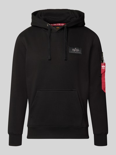 Productfoto, zwarte hoodie met kangoeroezak en labelprint op de rug, katoenmix, regular fit, Alpha Industries Hoodie met Känguru-Tasche und rückseitigem Label-Print, ruglengte en mouwlengte 65 cm, merklabel links.