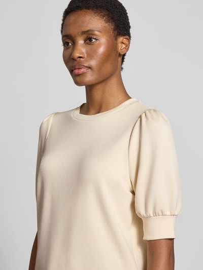 Vrouwenmodel draagt beige Dames sweatshirt van Soyaconcept, Materiaalmix met stretch, los model, ronde hals, ballonmouwen, Halflange mouwen, Model 'BANU', Nahaufnahme bovenlichaam.