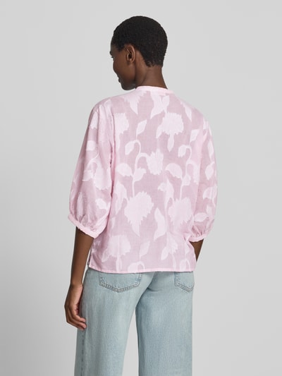 Frauenmodel trägt Regular Fit Bluse mit V-Ausschnitt und 3/4-Arm von Christian Berg Woman aus rosa Baumwolle mit weißem Allover-Muster, Ganzkörperansicht Rückansicht. Rückenlänge 54 cm, Ärmellänge 35 cm bei Größe 36.