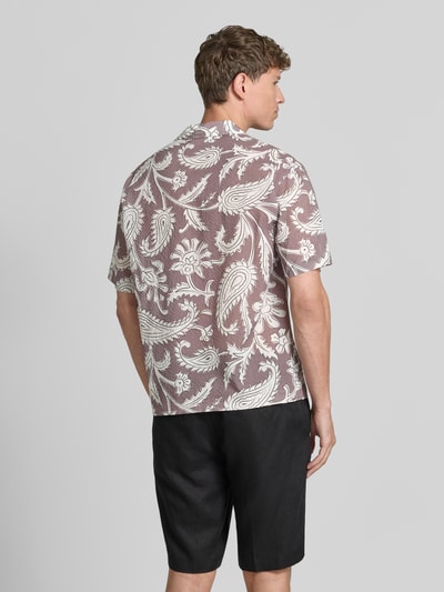Männermodel trägt Regular Fit Freizeithemd mit Reverskragen von Jake*s Studio Men, Baumwoll-Mix, Allover-Paisley, Ganzkörperansicht Rückansicht.