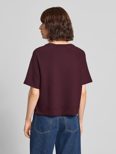 Frauenmodel trägt Regular Fit Sweatshirt aus Viskose-Mix Modell 'Bailee.S' von Brax in Dunkelrot, kombiniert mit blauer Jeans, Ganzkörperansicht Rückansicht. Damen Sweatshirt von Brax.