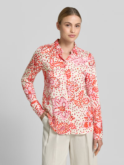 Vrouwenmodel draagt Bluse aus Viskose mit verlängertem Rücken van ETERNA, zuiver viscose, straight fit, overhemdkraag, knoopsluiting, licht afgeronde zoom, verlengde rug, ruglengte maat 36: 73 cm, mouwlengte maat 36: 65 cm, veelkleurig met rode en roze stippenpatroon, gladde textuur, Ganzkörperansicht van voren.