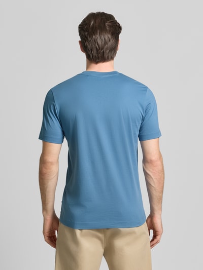 Männermodel trägt Regular Fit T-Shirt aus reiner Baumwolle Modell 'Thompson 01' von BOSS in Uni-Optik, Ganzkörperansicht Rückansicht.
