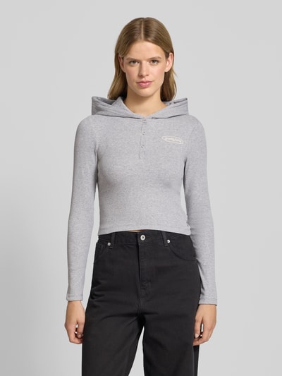 Guess Jeans Bluzka o kroju slim fit z długim rękawem, kapturem i wyhaftowanym logo Jasnoszary melanż 4