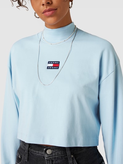 Tommy Jeans Cropped Longsleeve mit Label-Patch Hellblau 3