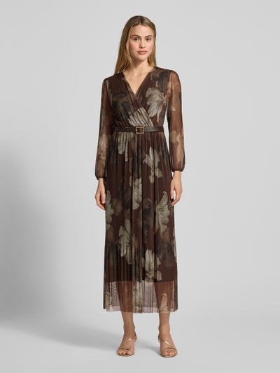Frauenmodel trägt Midikleid mit Gürtel Modell 'La44rinaa' von ZABAIONE, brązowy materiał, plisowana A-linia, V-dekolt, Ganzkörperansicht von vorne.