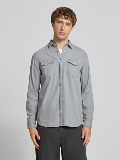 Männermodel trägt Slim Fit Freizeithemd mit Kentkragen Modell 'ESHERIDAN' von JACK & JONES aus Baumwolle in Grau, Ganzkörperansicht von vorne