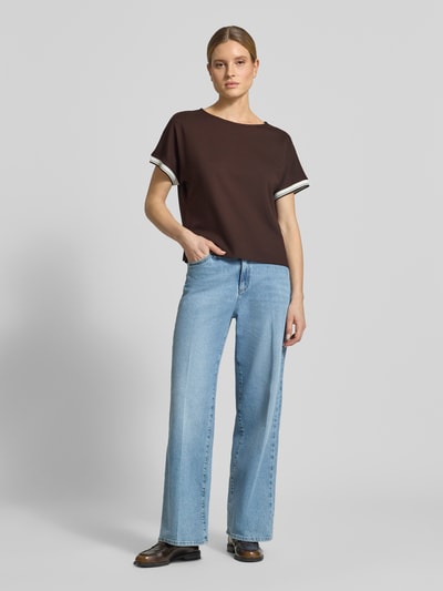 Modelka nosi damski t-shirt z mieszanki wiskozy z dodatkiem streczu OPUS, krój relaxed fit, okrągły dekolt, paski w kontrastowym kolorze, model 'Giprep', widok całej sylwetki z przodu.