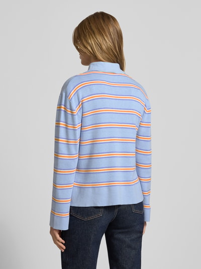 Vrouwenmodel draagt Regular Fit Poloshirt met viscose-aandeel van Gina Tricot, gebreide look, blauw met strepen, achterkant volledig zichtbaar, ganzkörperansicht rückansicht.