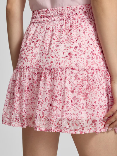 Frauenmodel trägt Leicht ausgestellter Skort aus Chiffon Modell 'ELIZA' von Only, Optik:Allover-Muster, Mini-Länge, Nahaufnahme Rückansicht.
