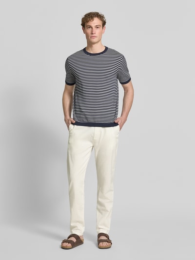 Männermodel trägt Relaxed Fit Hose aus Leinen-Baumwoll-Mix von s.Oliver RED LABEL, Optik: Unifarben, Ganzkörperansicht von vorne.