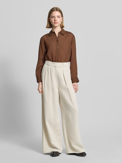 Vrouwenmodel draagt Relaxed Fit Hemdbluse uit Lyocell-mix van Stefanel, bruin, doorlopende knoopsluiting, lange mouwen, semi-transparant, hemdkraag, lengte 70 cm, mouwlengte 58 cm, geheel van voren.