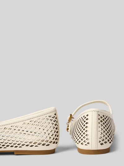 Produktfoto, Ballerinas aus echtem Leder Modell 'NELLIE' von MICHAEL Michael Kors in Creme mit Lochmuster, Riemen, Metallic-Logo und glatter Sohle.