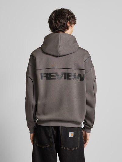 REVIEW Hoodie mit Label-Print Dunkelgrau 5