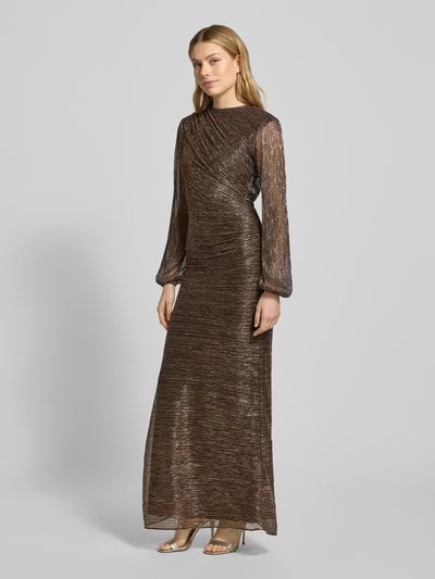 Frauenmodel trägt schimmerndes Abendkleid mit Rundhalsausschnitt Modell 'Kristen' von Forever New, figurbetonter Schnitt, Maxikleid, Ganzkörperansicht von vorne.