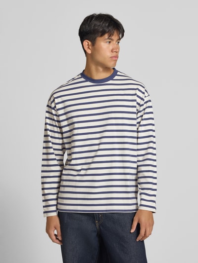 Mannelijk model draagt Regular Fit Longsleeve uit puur katoen met streepmotief van JACK & JONES, ronde hals, ruglengte maat M 70 cm, full body vooraanzicht