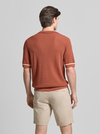 Männermodel trägt Slim Fit Freizeithemd in Strick-Optik Modell 'FLAVIRO' von Drykorn, rostrot, kurze Ärmel, Rückansicht, Ganzkörperansicht.