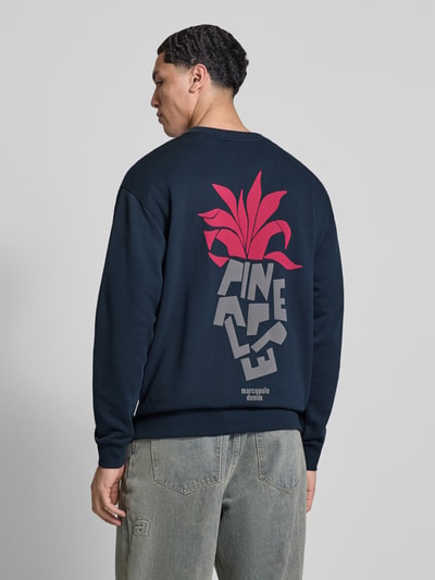 Mannelijk model draagt Regular Fit Sweatshirt uit puur katoen van Marc O’Polo Denim, effen donkerblauw met labelprint, rugaanzicht, ganzkörperansicht rückansicht.