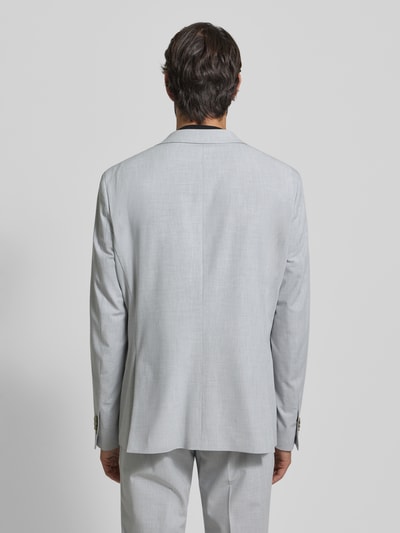 Männermodel trägt Slim Fit 2-Knopf-Sakko mit Viskose-Anteil von MCNEAL, Unifarbenes-Design, Material-Mix, Ganzkörperansicht Rückansicht.