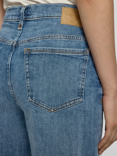Vrouwenmodel draagt jeans met steekzakken model 'FLOWN' van Drykorn, mix van katoen en elastaan, relaxed fit, detailopname heup.