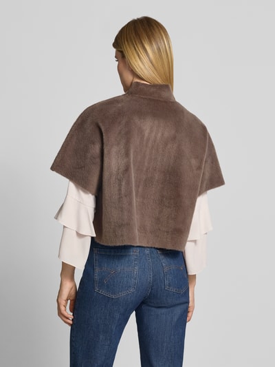 Vrouwenmodel draagt Regular Fit Jacke aus Kunstfell van monari in bruin, opgestikte zakken, opstaande kraag, korte mouwen, knoopsluiting, cropped fit, textuur van imitatiebont, ruglengte maat 36: 49 cm, schouderbreedte: 46 cm, borstwijdte: 69 cm, mouwlengte: 37 cm, volledig effen design. Volledige lichaamsaanzicht achterkant.