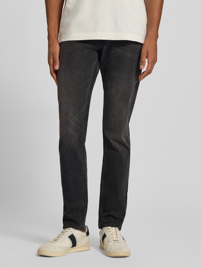 Männermodel trägt Slim Fit Jeans im 5-Pocket-Design Modell 'LUKE' von Lee, Baumwoll-Mix mit Stretch-Anteil, Körpernaher Schnitt, Knopf-Reißverschluss, schwarze Waschung, Ganzkörperansicht von vorne.