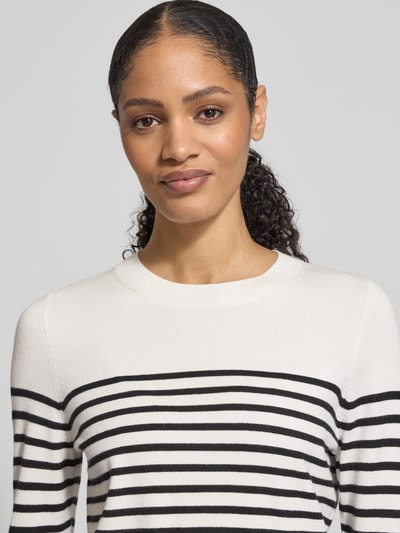 Frauenmodel trägt Regular Fit Strickpullover aus Viskose-Mix von s.Oliver RED LABEL, Allover-Muster, Crew Neck, Nahaufnahme Oberkörper.
