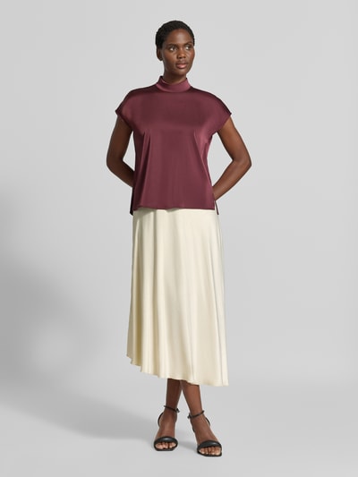 Frauenmodel trägt Regular Fit Blusentop aus reiner Baumwolle von Jake*s Collection in glänzendem Dunkelrot, kombiniert mit heller, fließender Rock, Ganzkörperansicht von vorne.