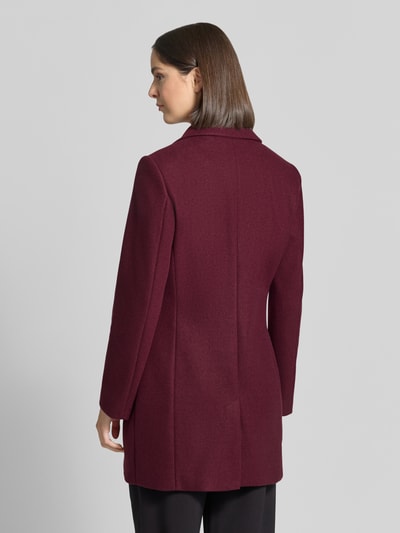 Frauenmodel trägt Regular Fit Mantel mit 2-Knopfleiste von Christian Berg Woman Selection, bordeauxrot, strukturierte Wolloptik, Ganzkörperansicht Rückansicht. Taillierte Passform, Reverskragen, Pattentaschen, Rückenlänge 84 cm, Schulterbreite 41 cm, Brustweite 43 cm, Ärmellänge 64 cm.