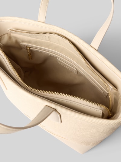 Produktfoto, Shopper mit Label-Applikation Modell 'ATENA' von VALENTINO BAGS, beigefarbene glatte Oberfläche, Reißverschluss, Innenfächer, Detailaufnahme, Hauptfach mit Reißverschluss, Tragehenkel, Schulterriemen, Maße 37x23x12 cm, Länge Schulterriemen 126 cm