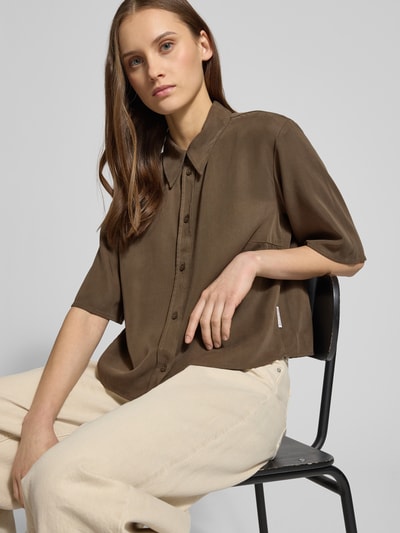 Vrouwenmodel draagt Relaxed Fit Bluse aus reinem Lyocell van Marc O'Polo Denim, bruin piqué, korte mouw, hemdkraag, voorkant, close-up bovenlichaam